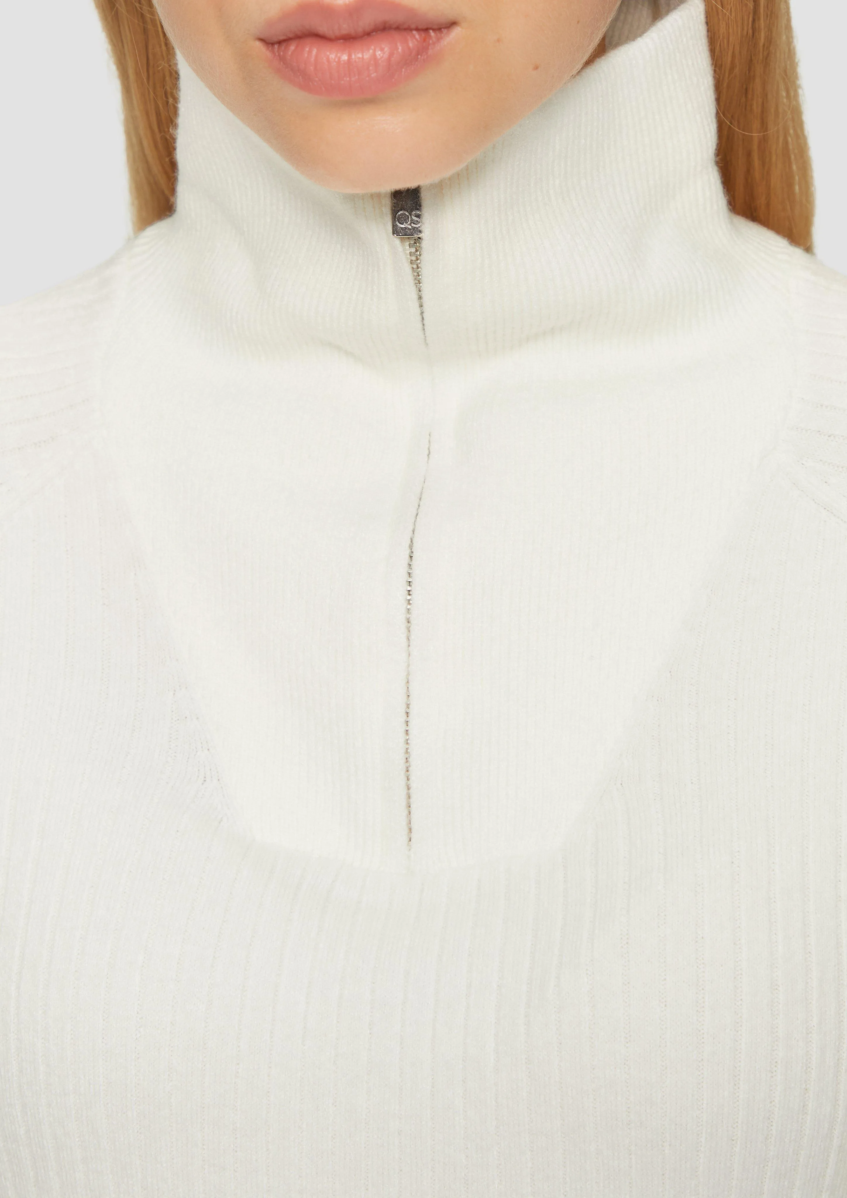 Slim-fitting zip-neck jumper